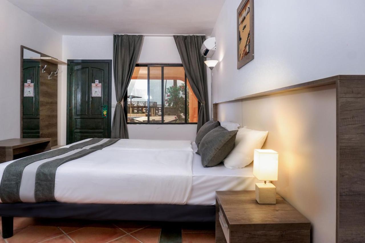 Sunbeach Hotel & Resort Bakau Bagian luar foto