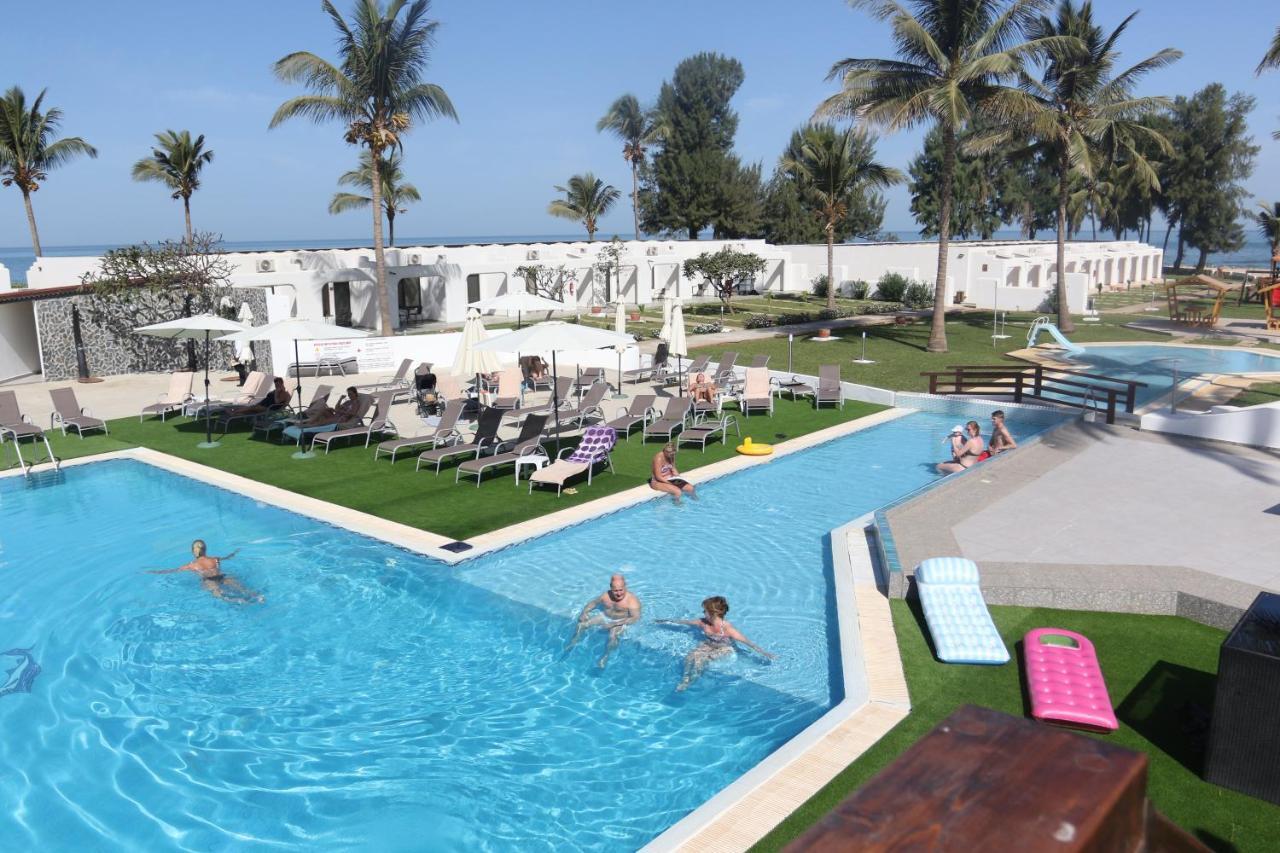 Sunbeach Hotel & Resort Bakau Bagian luar foto